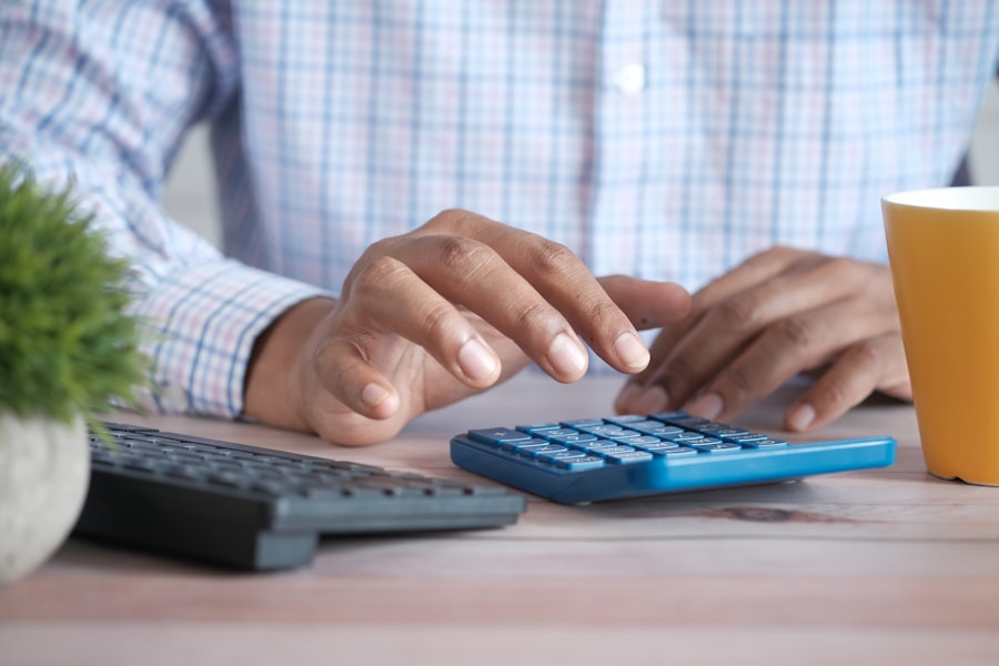 Una persona usa una calculadora en su escritorio