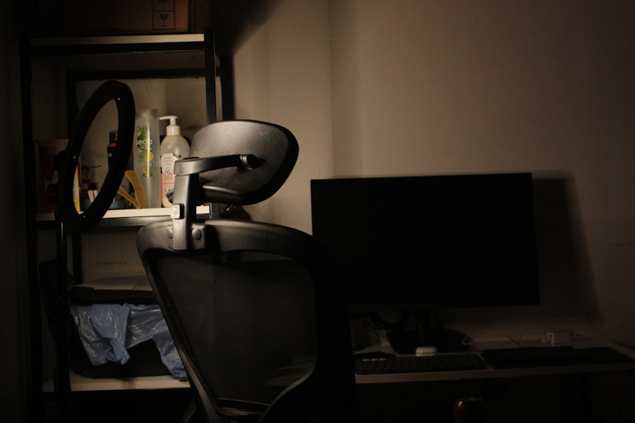 Un escritorio vacío con poca luz