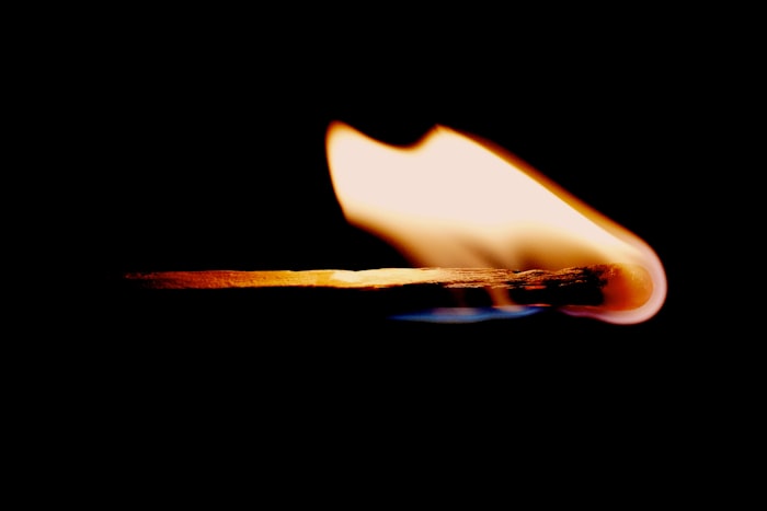 Una cerilla encendida en la oscuridad
