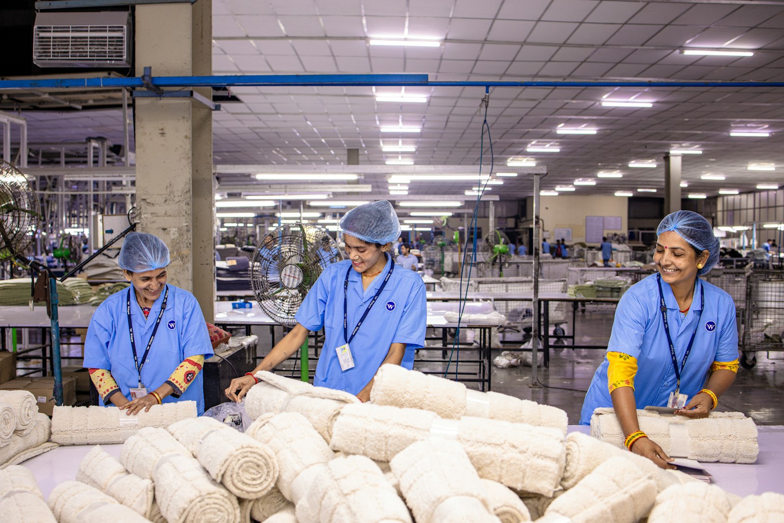 Trabajadoras textiles colaborando en la planta