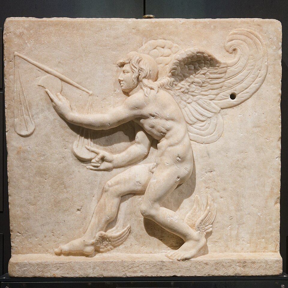 Kairós — relieve romano según Lisipo: alas, navaja con balanza, copete delante y nuca calva (Museo de Turín)