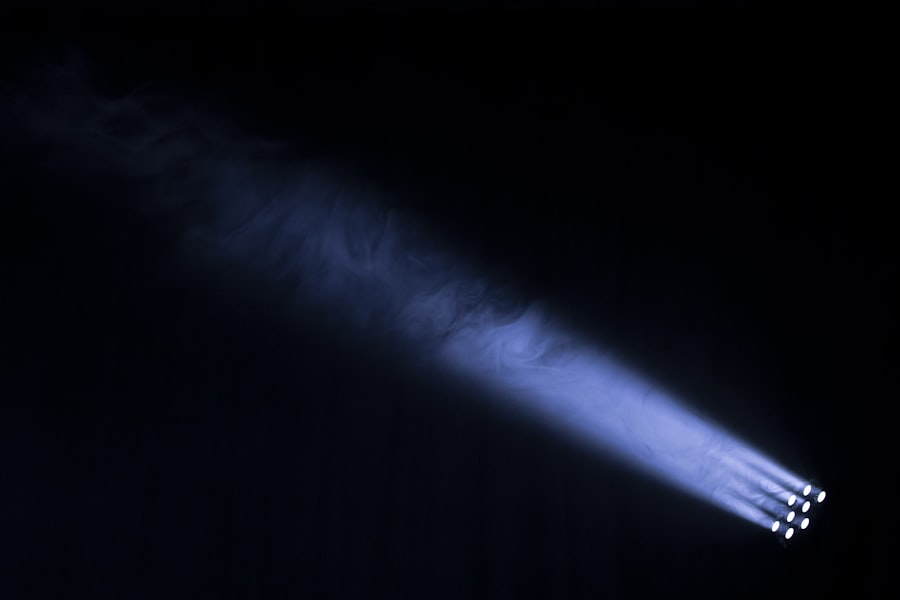 Un único haz de luz atraviesa la oscuridad