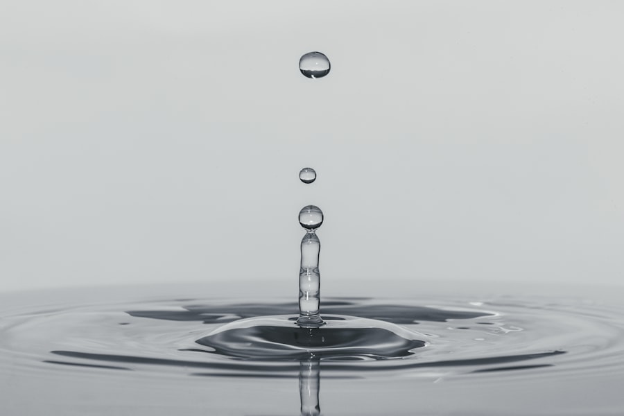 Una gota de agua cae despacio y forma ondas en el agua