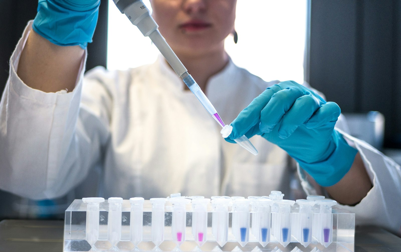 Una científica trabaja en un laboratorio de investigación biotecnológica