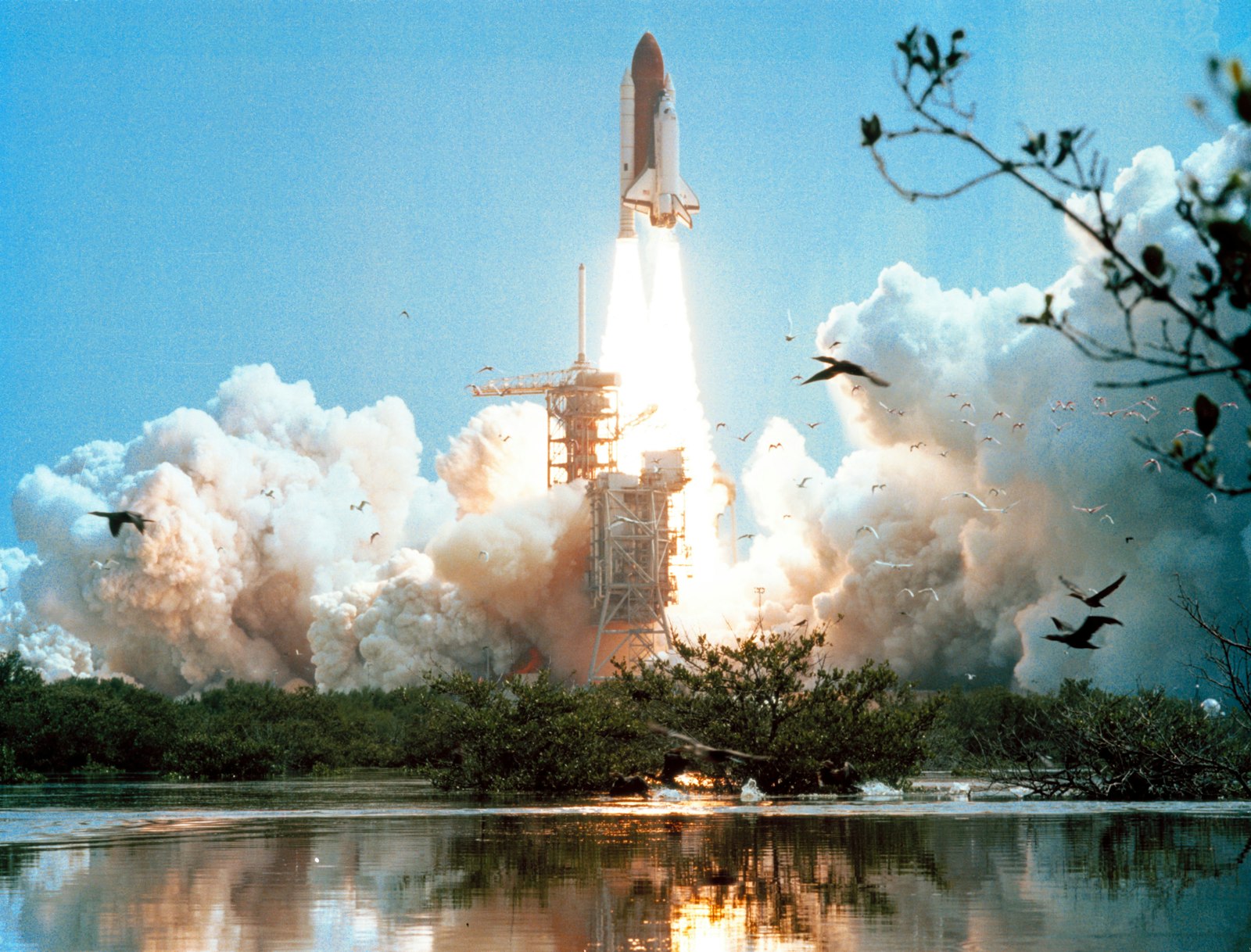 El transbordador espacial Columbia despega desde el Centro Espacial Kennedy