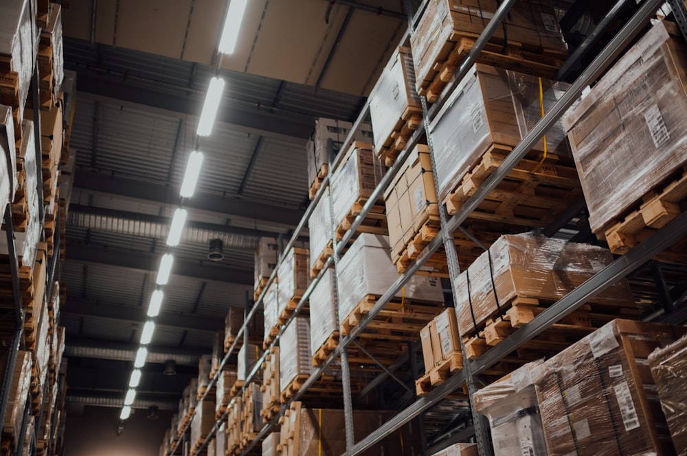 Cajas de cartón apiladas en una estantería